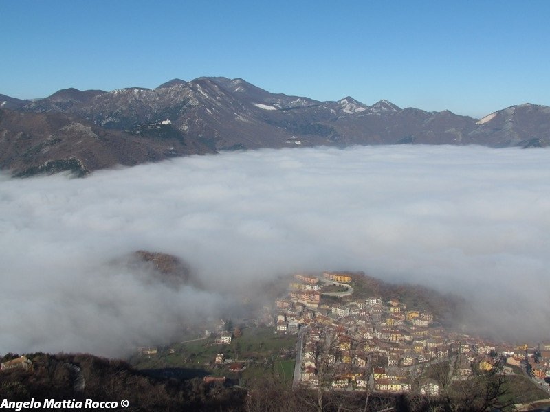 Servizio fotografico: Bagnoli Irpino in un mare di nebbia