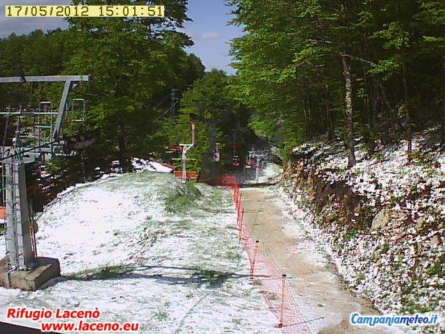 webcam monte raiamagra: il sole, la neve e gli alberi