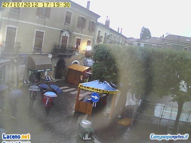 Webcam Sagra: pioggia a Bagnoli Irpino, visitatori con l’ombrello