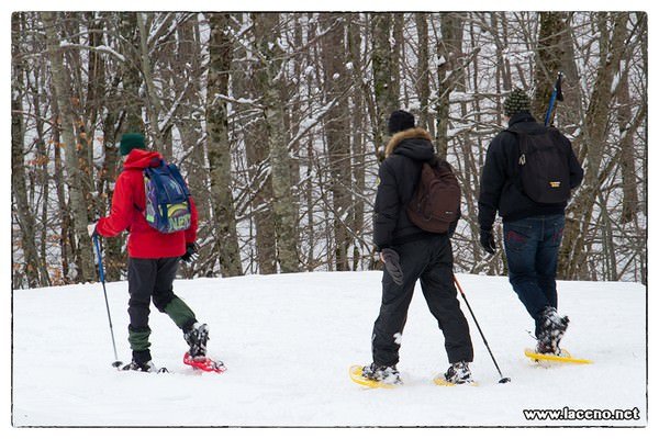 Pasquetta sulla neve: dimostrazione di passeggiata con le ciaspole a quota 1400 m e altri divertimenti